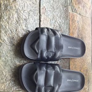 Donald J. Pliner ‘Buoy’ sandals